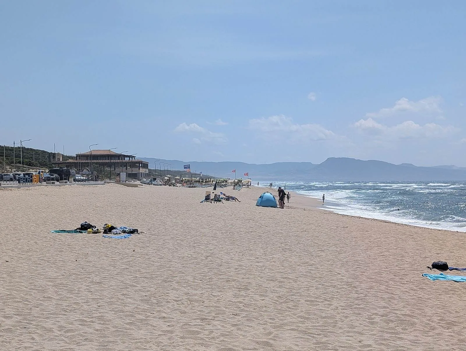 La spiaggia di Li Mindi a Badesi, con la sabbia chiara e il mare del Golfo dell'Asinara