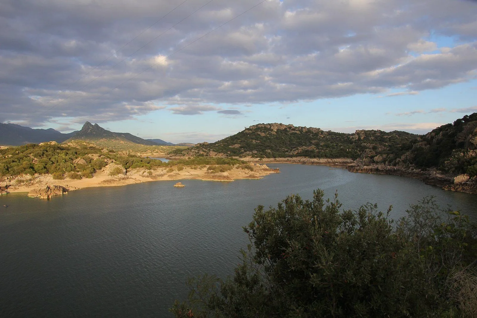 Il Lago del Coghinas visto da Oschiri, con le colline e il cielo nuvoloso